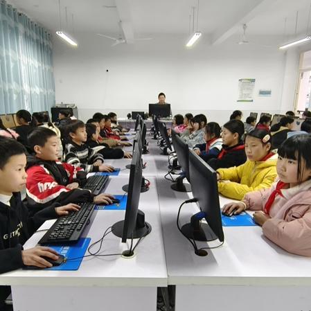 Quomodo sol Haiqing de Jiangsu Jutian Empower Patria Educationis Via Computer Donationes?